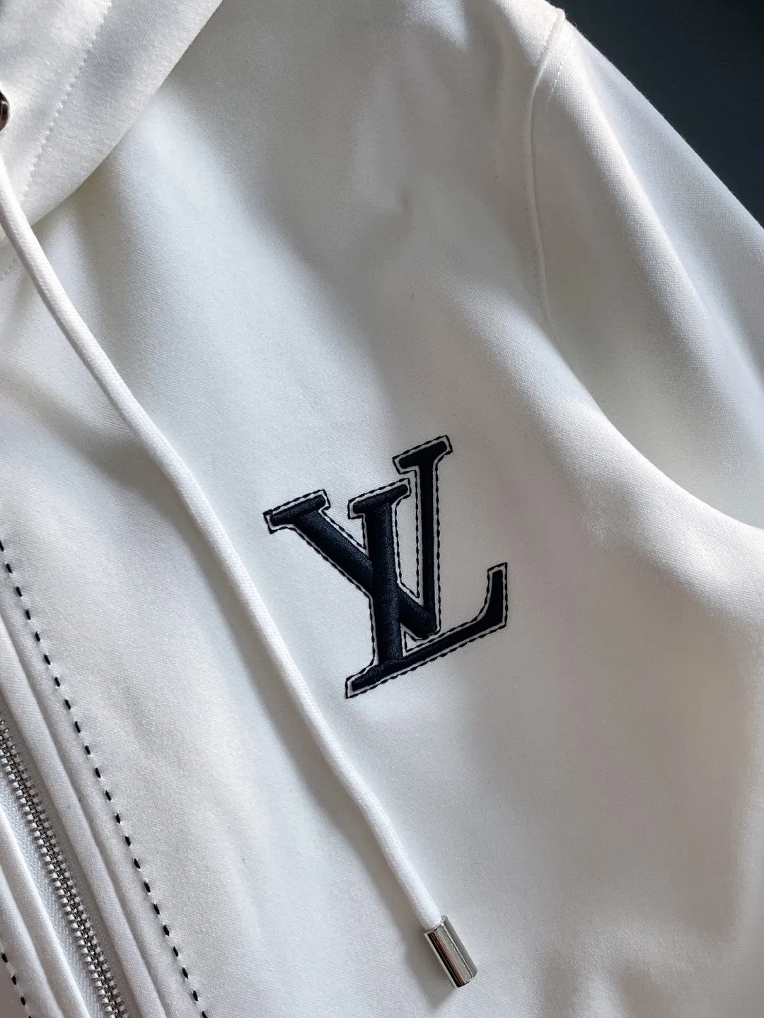 🅿️720 LV hot-selling suit is coming. Focus on the original version of the official website. 2025 new hot-selling cardigan suit. The original order is the best. 🇭🇰The meticulous work of top designers. It has a fitting and perfect upper body effect. All-natural high-quality Tencel Roman cotton 100%, close-fitting comfort, noble and elegant! Original hardware embodies elegance and nobility! Counter size: M-3XL (maximum wear up to 190 pounds)